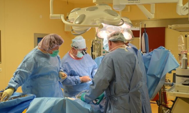 Медики прийняли унікальні пологи в Дніпрі: крихітна мама і малюк-гігант, кадри справжнього дива