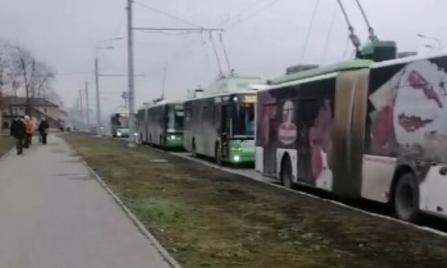 Транспортний колапс у Харкові: місто завмерло у заторах, фото того, що відбувається