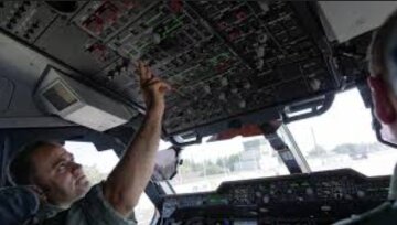 Ніхто нікуди не летить: у рф пілота пасажирського літака мобілізували прямо на робочому місці, відео