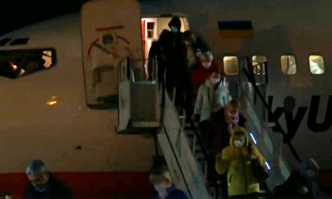 Украинцев вернули домой из Италии, у Зеленского сделали важное заявление: «все эвакуированные…»