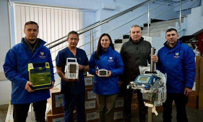 Апарат ШВЛ, дефібрилятори та інфузомати: фонд «Надія», Валерій Дубіль та Віта Присяжнюк передали обладнання Київському онкоцентру