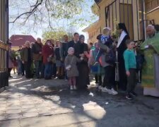 "На проводы аукнется": толпы одесситов пришли в храмы с букетами в разгар карантина, видео