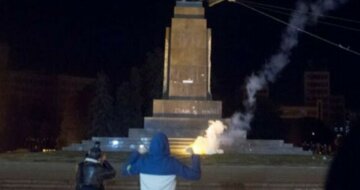 "Он рассыпается сам": активисты требуют снести в Харькове памятник советскому писателю, детали