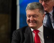 Порошенко приписав собі в заслугу ремонт дороги бюджетним коштом, яку знищили фури його заводу - Гладких