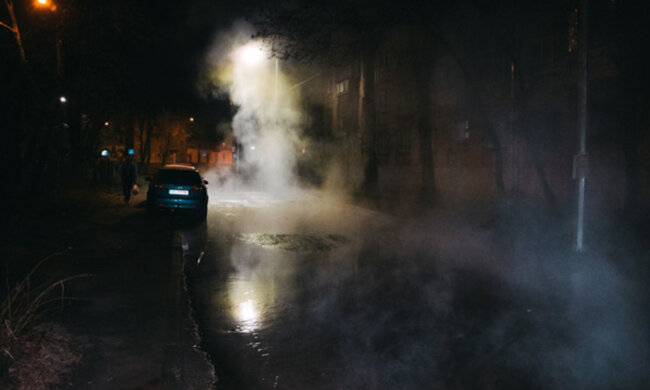 Техногенная авария в Днепре, вода бьёт прямо из-под земли: кадры бедствия