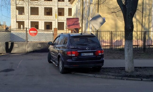Вщент п’яний батько привіз дитину до школи: “заїхав на газон”