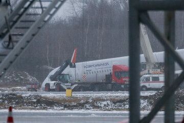 KALININGRAD, RUSSIA - JANUARY 4, 2017: Emergency services alongside an Aeroflot A321 passenger plane which ran off the runway on January 3, 2017, while landing at Khrabrovo Airport after a flight from Moscow. No injuries reported. Vitaly Nevar/TASS Ðîññèÿ. Êàëèíèíãðàä. 4 ÿíâàðÿ 2017. Íà ìåñòå àâàðèéíî-ñïàñàòåëüíûõ ðàáîò â àýðîïîðòó Õðàáðîâî. Ñàìîëåò À321 àâèàêîìïàíèè 