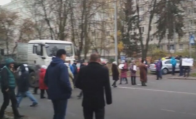 Під Києвом місцеві жителі перекрили трасу, відео: рух транспорту паралізовано