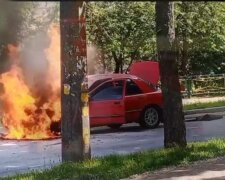 В Киеве на ходу загорелся автомобиль, был слышен хлопок: детали и кадры ЧП
