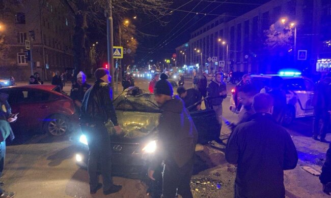 У Харкові Lexus протаранив поліцейське авто: подробиці і кадри з місця масштабної ДТП