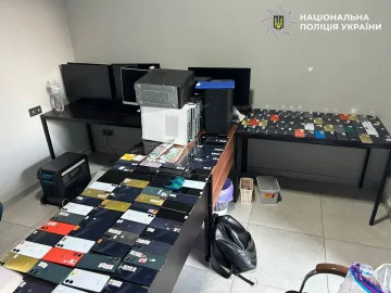 Гроші, зброя, Starlink і авто: Нацполіція викрила мережу шахрайських кол-центрів в Дніпрі та вилучила майно