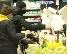 "Вступає в дію з 1 лютого": на скільки в Україні подорожчають пластикові пакети