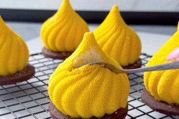 Відразу кілька смаків: рецепт незвичайних тістечок з домашнім кремом та мусом, відео