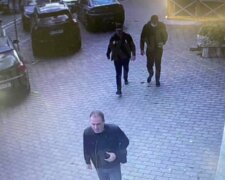 В киевских кафе орудуют грабители, воры попали на видео: "пока один отвлекает, двое других..."