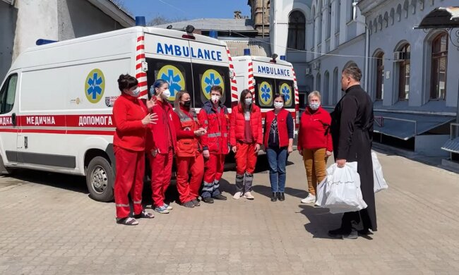 УПЦ та волонтери передали великодні привітання та подарунки медикам "Швидкої допомоги" Одеси