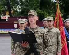 Выпускников украинских школ начали массово забирать в армию вместо вузов: что известно