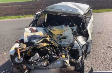 Под Харьковом авто всмятку разбилось о грузовик, выживших нет: кадры ДТП и что известно о жертвах