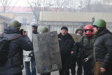 Фото Михаила Багинского: Майдановцы задержали после расстрела активистов возле Октябрьского дворца беркутовца