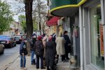 В Одессе толпы людей штурмуют банки в разгар карантина, фото: "в очереди за вирусом"