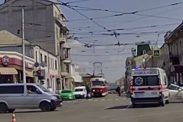 В Харькове авто скорой влетело в патрульных: момент аварии попал на видео