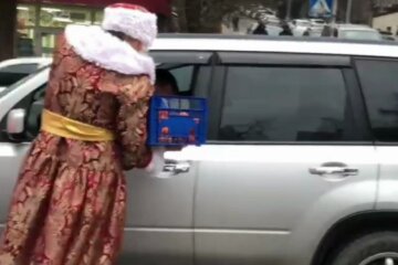 У Києві завівся Дід Мороз: чоловік ходить маршрутками і кафе і роздає людям гостинці