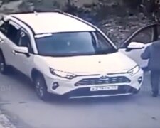 Депутат "єдиної росії" збив дитину і залишив помирати, відео: "Сів у автомобіль і поїхав"