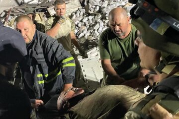 Оккупанты ракетой разрушили 5-этажку, десятки людей под завалами: подробности и кадры трагедии