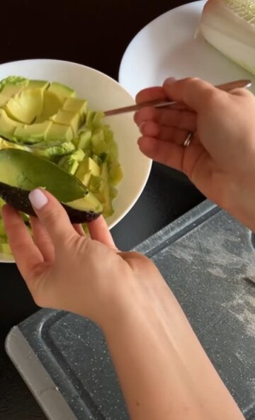 салат с авокадо и пекинской капустой