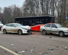 Такси попало в аварию в Харькове, фото с места: в полиции просят о помощи