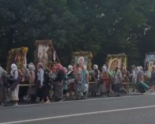 Московские священники устроили крестный ход под Тернополем, видео: "несут иконы и поют молитвы"