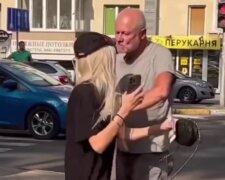 "Что вы делаете, отпустите": таксист атаковал пассажирку в Одессе, инцидент сняли на видео