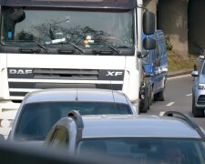 В Харькове перекрыли движение транспорта