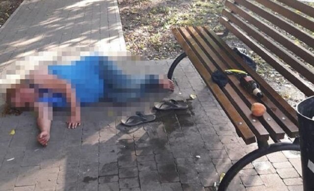 Горе-мамаша оставила ребенка на улице в Одессе, фото: "валялась без сознания под лавкой"
