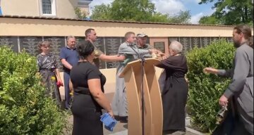 Один священик накинувся на іншого під час похорону бійця, відео: "Зірвав хрест і..."