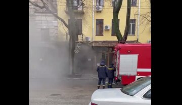 Пожежа охопила салон краси в центрі Одеси, чорний дим виривався назовні: відео НП