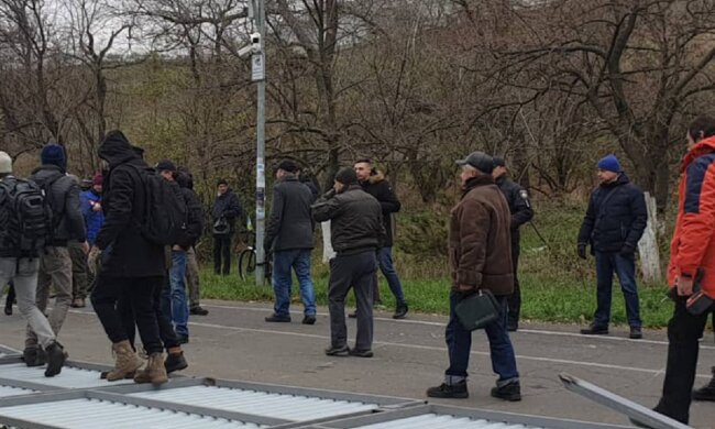 Тіло молодої людини бовталося на дереві посеред багатолюдної траси: страшні кадри з Одеси