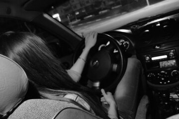 девушка за рулем авто
