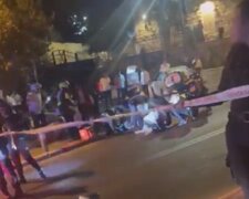 Неизвестный расстрелял автобус с людьми на парковке: появилось видео с места ЧП