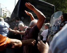 Греческая полиция разогнала протестующих пенсионеров (фото, видео)