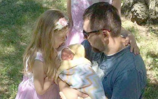 Українці довелося народжувати під стінами пологового будинку, фото: "пологи приймав чоловік", що відбулося