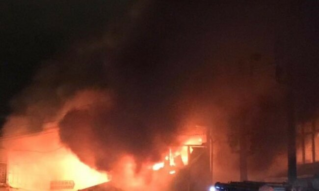 Рынок "Барабашово" в Харькове охватил масштабный пожар: кадры и видео с места ЧП