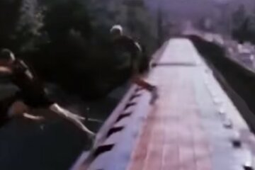 Подростки беспределят в киевском метро, видео: "с крыши вагонов в реку"