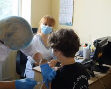 Ковід-щеплення почали робити дітям в Одесі, що кажуть батьки: "безпечніше, ніж потім лікувати"