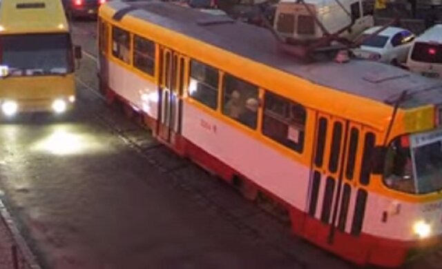 В Одессе трамвай с пассажирами атаковали вандалы: кадры и что известно