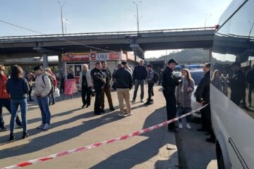 Неадекват набросился на киевлян с пистолетом в маршрутке, съехались силовики: фото ЧП