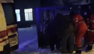 У Харкові чоловік "відключився" посеред вулиці в мороз, відео: злетілися медики