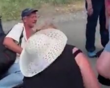 "Немає сил терпіти": жителі "ДНР" на колінах благають про пощаду на блокпостах, відео