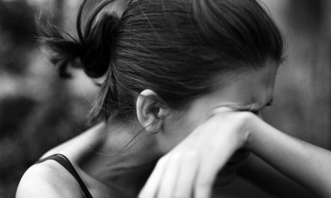 Девушка плачет