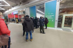 Украинцы выстраиваются в огромные очереди для вакцинации, нервы людей не пределе: фото с места