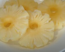 Рецепт нежного салата с курицей и ананасами: удовольствие в каждом кусочке